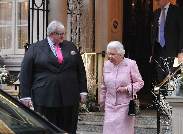 Μεθυσμένος άνδρας εισέβαλε στο ξενοδοχείο που έτρωγε η βασίλισσα Ελισάβετ – ΦΩΤΟ