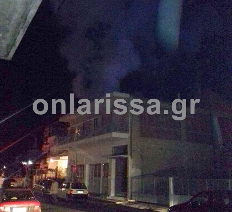 Λάρισα: Άνδρας εγκλωβίστηκε σε φλεγόμενο σπίτι – ΒΙΝΤΕΟ