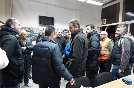 Πρωινή επίσκεψη του Μητσοτάκη στο αμαξοστάσιο απορριματοφόρων – ΒΙΝΤΕΟ