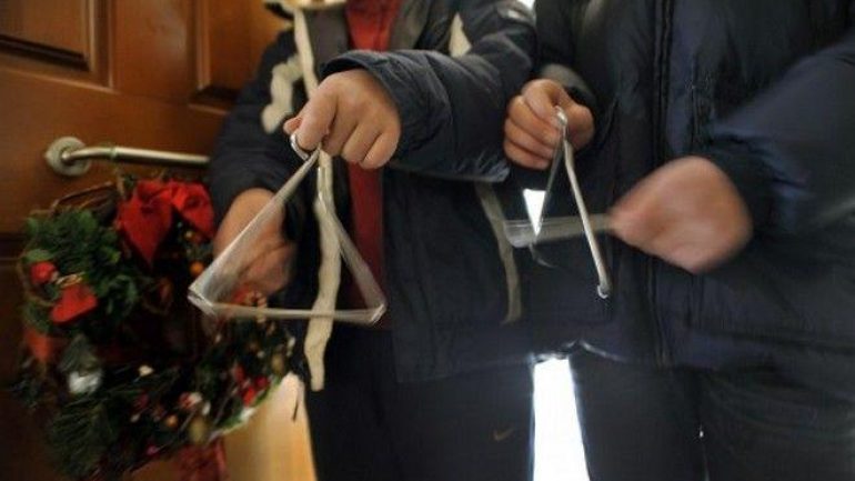 Ξεγέλασε δυο μικρά παιδιά για να τους κλέψει τα… 35 ευρώ από τα κάλαντα