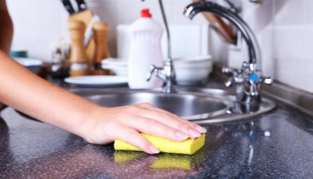 Πώς να απολυμάνετε το σφουγγάρι της κουζίνας σε ένα λεπτό – ΒΙΝΤΕΟ