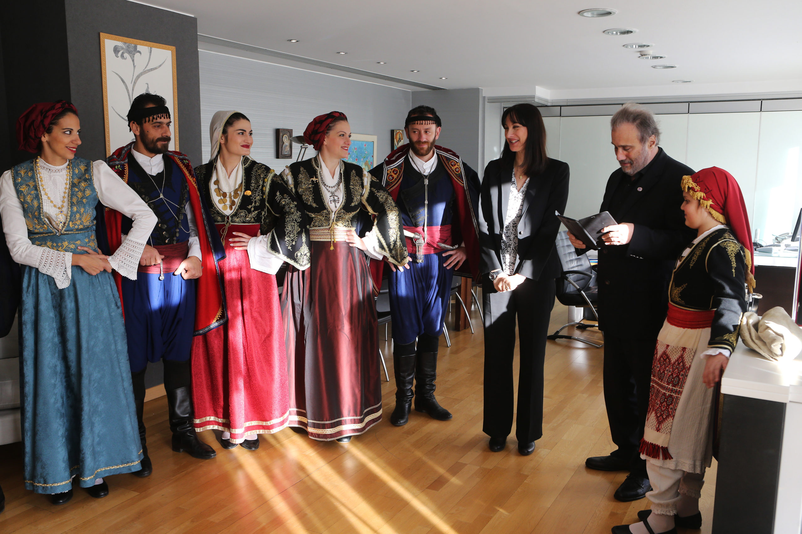 Οι Βρακοφόροι Κρήτης έψαλαν τα κάλαντα στην Έλενα Κουντουρά – ΦΩΤΟ