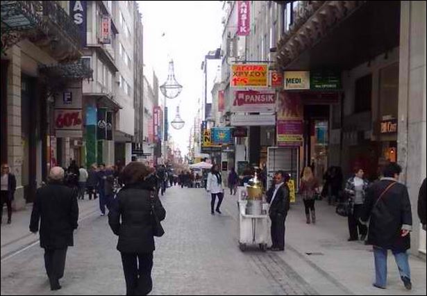 Εορταστικό ωράριο Χριστουγέννων: Ποιες μέρες και ώρες θα είναι ανοιχτά τα καταστήματα