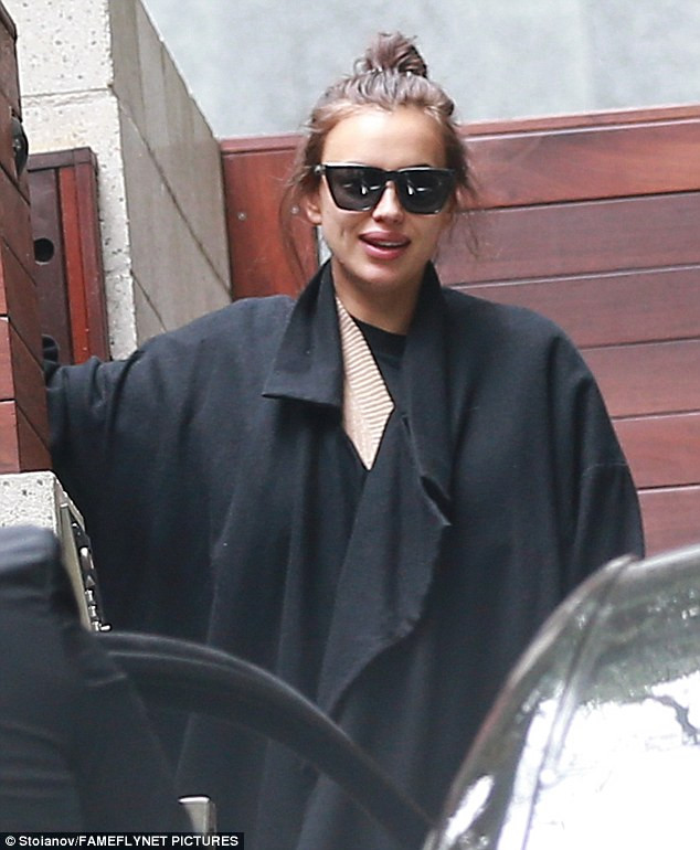 Η Ιρίνα Σάικ προσπαθεί να κρύψει τη φουσκωμένη κοιλίτσα της – ΦΩΤΟ