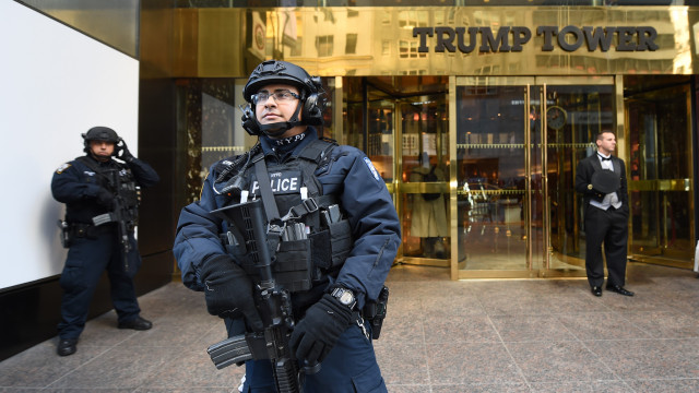 Επιχείρησε να μπει στο Trump Tower με δύο μαχαίρια και συνελήφθη