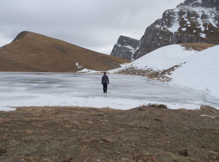 Η ΦΩΤΟ που έγινε viral – Άνδρας περπάτησε στην παγωμένη Δρακόλιμνη