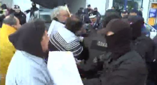 Ένταση στον Άγιο Νικόλαο στο περιθώριο της επίσκεψης Τσίπρα – ΒΙΝΤΕΟ