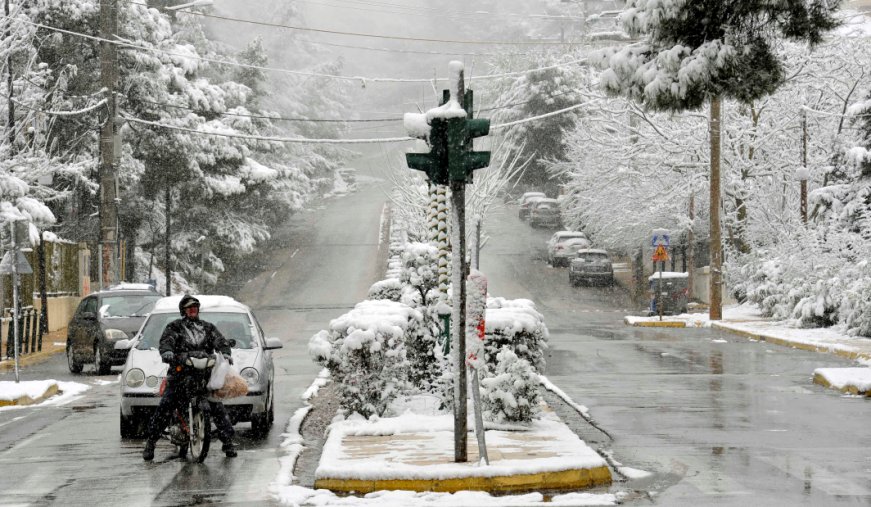 Έρχεται βαρύς χιονιάς – Στα «λευκά» και το κέντρο της Αθήνας