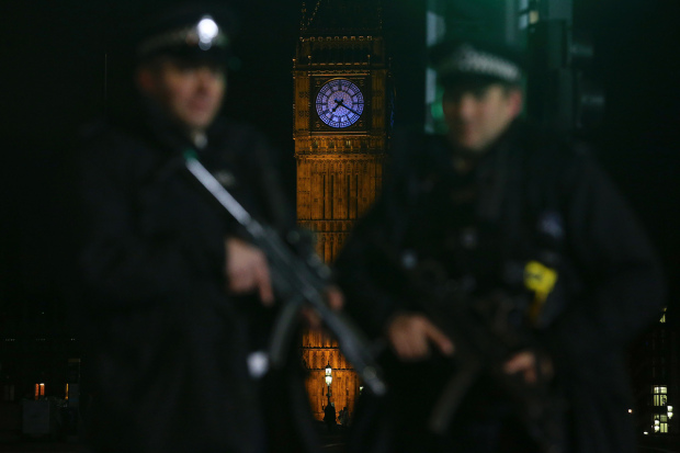 Με αυξημένα μέτρα ασφαλείας υποδέχεται ο κόσμος το νέο έτος