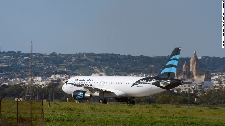 Πρωθυπουργός Μάλτας: Δύο αεροπειρατές και ορισμένα μέλη του πληρώματος στο αεροσκάφος – ΤΩΡΑ