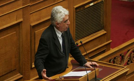 Παρασκευόπουλος: Να αποποινικοποιηθεί το κάψιμο της σημαίας