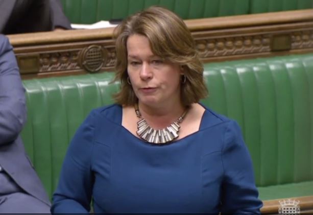 Σοκάρει Βρετανίδα βουλευτής περιγράφοντας τον βιασμό της όταν ήταν 14 ετών – ΒΙΝΤΕΟ