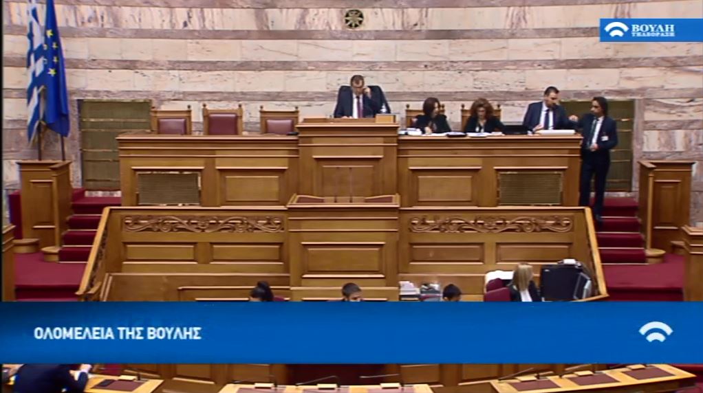 Όταν η Βουλή δεν έχει… κρεμάστρα – ΦΩΤΟ