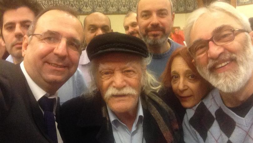 H selfie του Γλέζου με δημοσιογράφους – ΦΩΤΟ