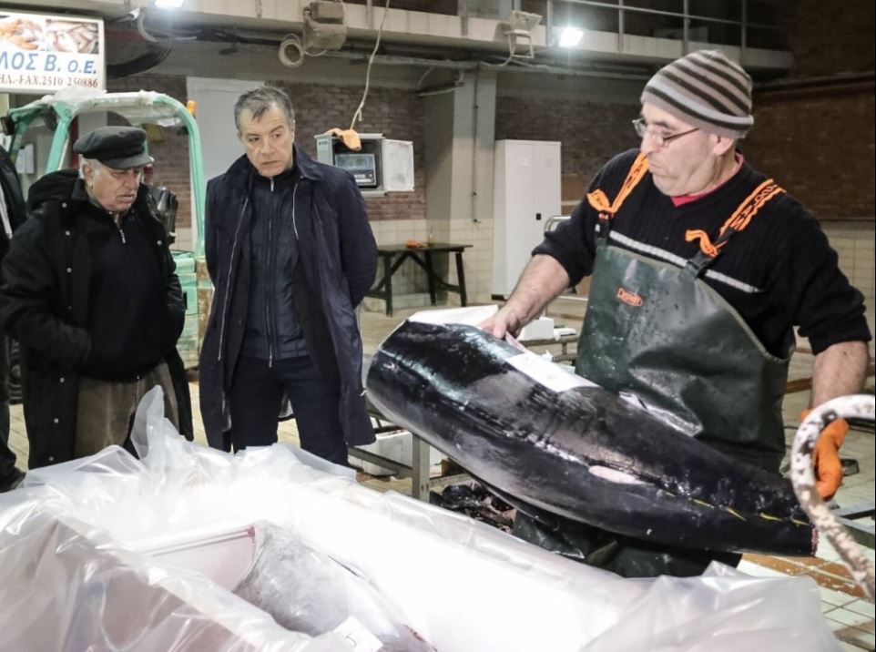 Στην Ιχθυόσκαλα Καβάλας ο Θεοδωράκης – ΦΩΤΟ