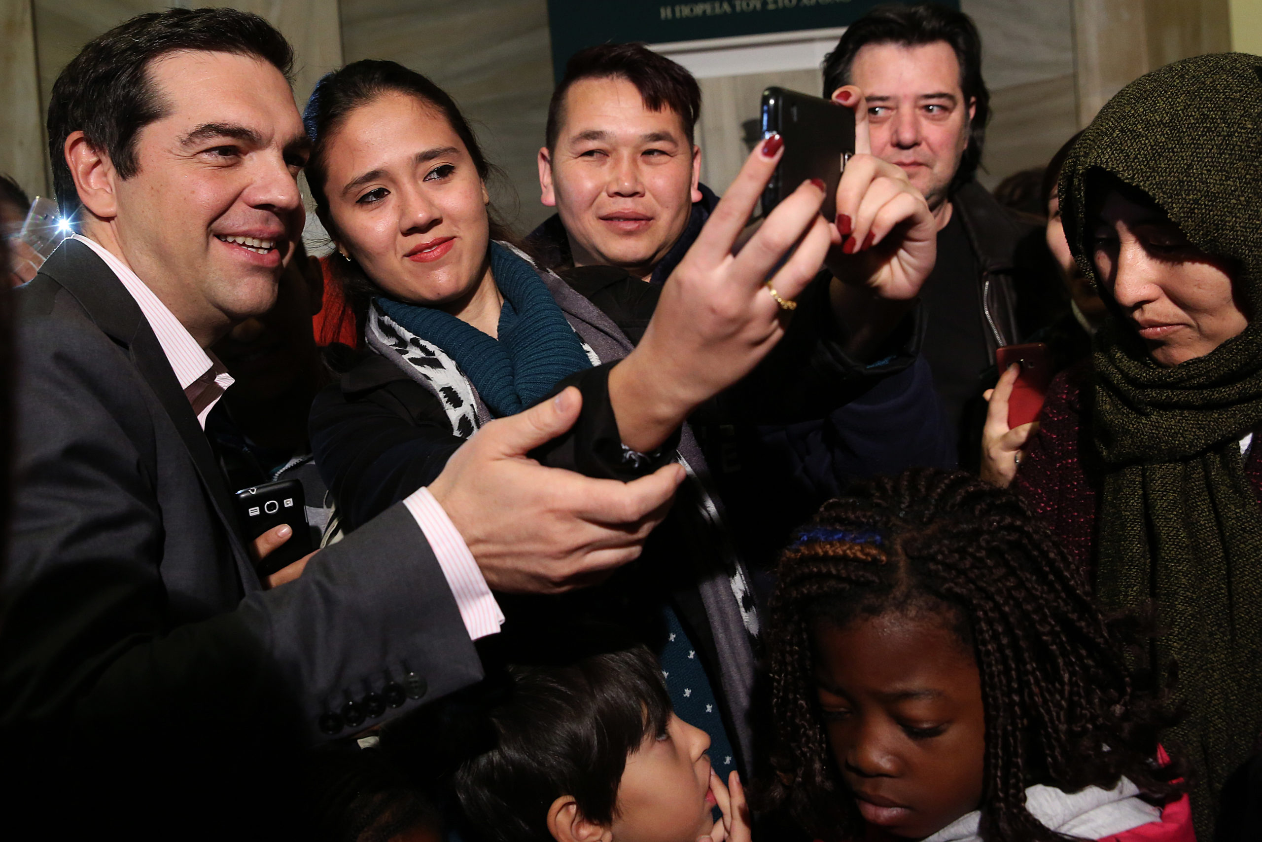 Οι selfies του Τσίπρα με παιδιά-πρόσφυγες – ΦΩΤΟ