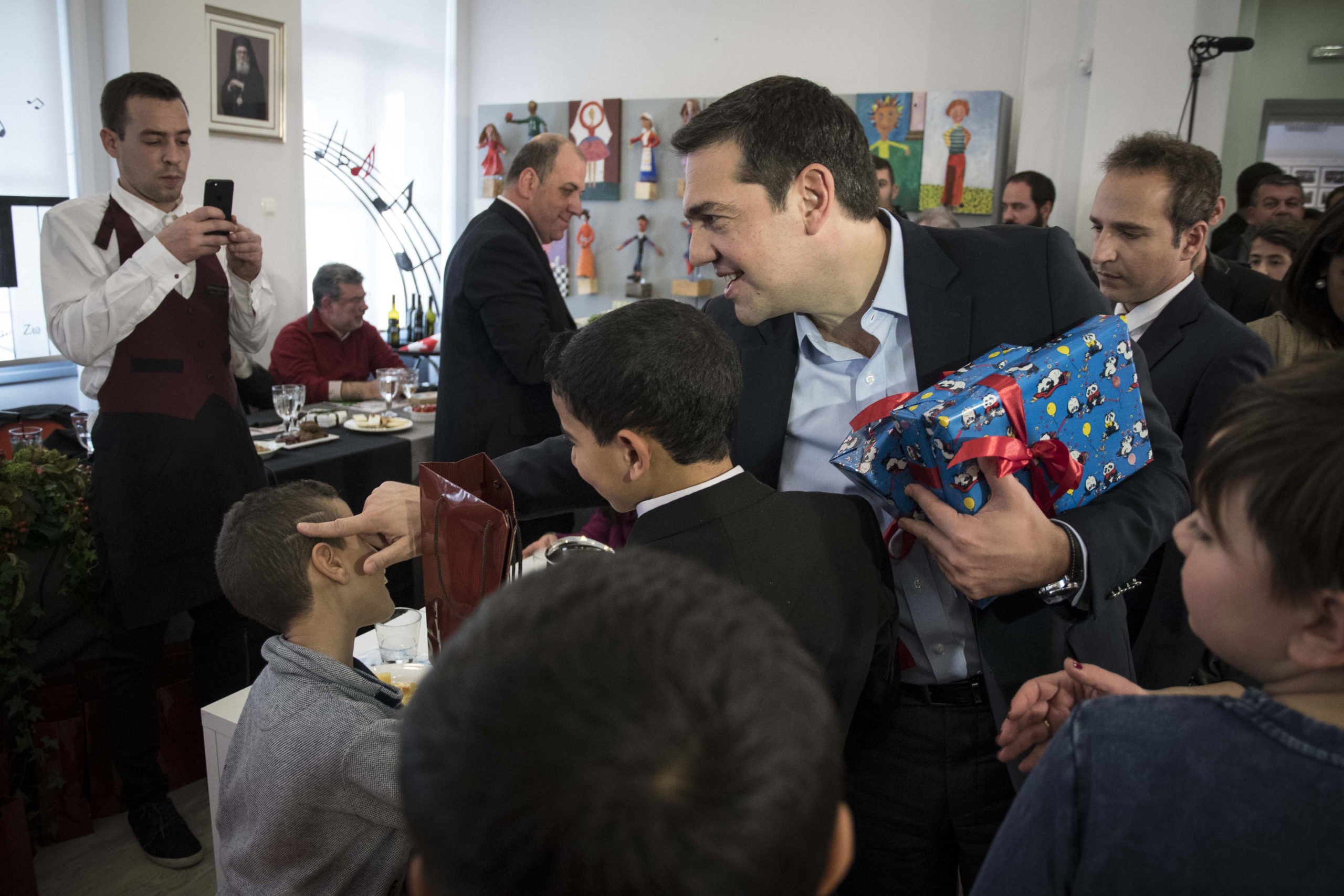 Ο Τσίπρας σε μαθητή: Θέλω τη γραβάτα σου – ΒΙΝΤΕΟ