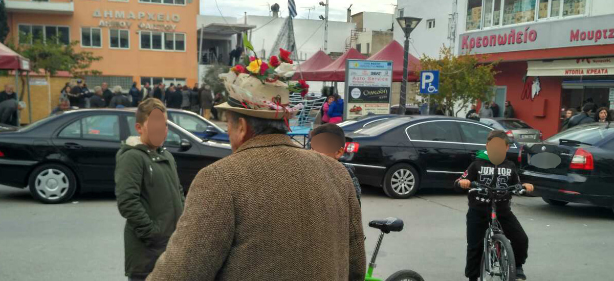 Υποδέχθηκε τον Πρωθυπουργό με λουλούδια στο… καπέλο – ΦΩΤΟ