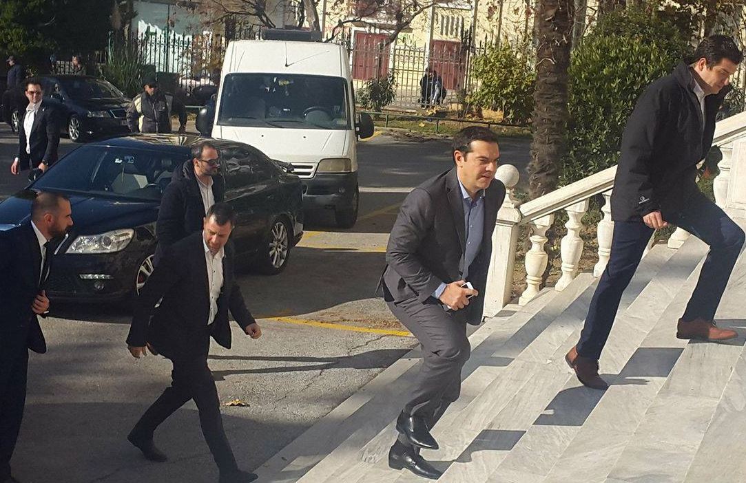 Η άφιξη του Τσίπρα στο πρωθυπουργικό γραφείο στη Θεσσαλονίκη – ΒΙΝΤΕΟ