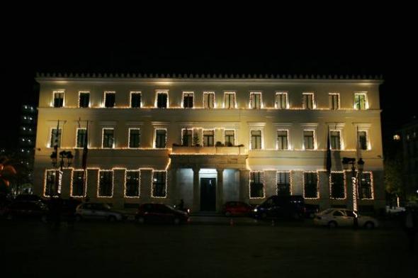 Στα χρώματα της γερμανικής σημαίας το δημαρχείο της Αθήνας – ΦΩΤΟ