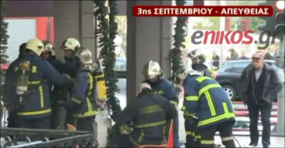 Σε εξέλιξη η επιχείρηση της Πυροσβεστικής στην πλατεία Βικτωρίας – ΒΙΝΤΕΟ