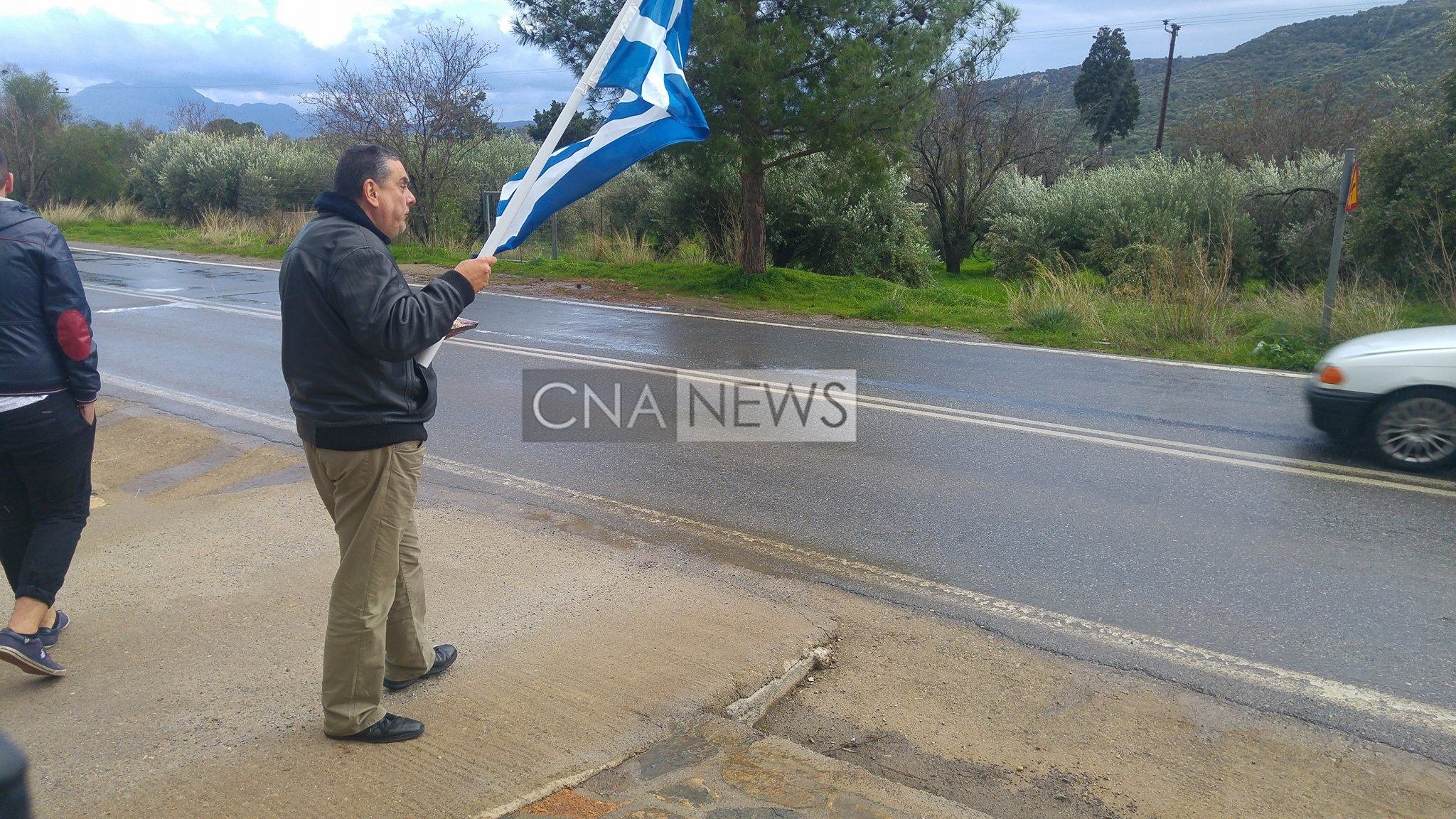 Κάτοικος σε χωριό της Κρήτης υποδέχτηκε τον Τσίπρα με τη σημαία ανάποδα – ΦΩΤΟ