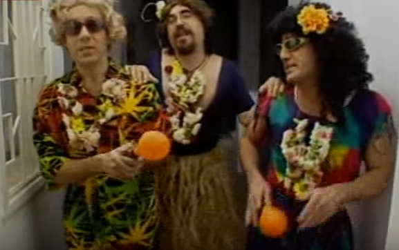 Τα ξεκαρδιστικά κάλαντα των ΑΜΑΝ που άφησαν εποχή – ΒΙΝΤΕΟ