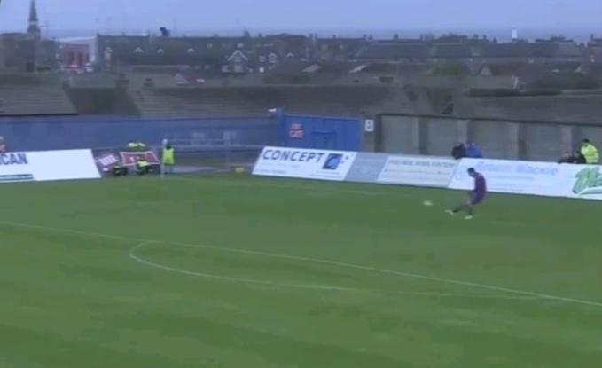 Tερματοφύλακας πέτυχε γλάρο με βολέ – ΒΙΝΤΕΟ