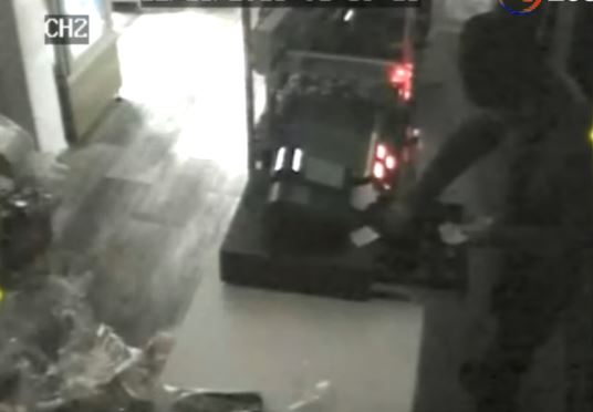 Καρέ-καρέ διάρρηξη σε ζαχαροπλαστείο στη Λέσβο – ΒΙΝΤΕΟ