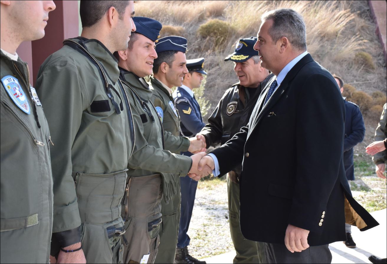 Ο Καμμένος σταυρώνει τους πιλότους που απογειώνονται για να αναχαιτίσουν τουρκικά μαχητικά – ΦΩΤΟ