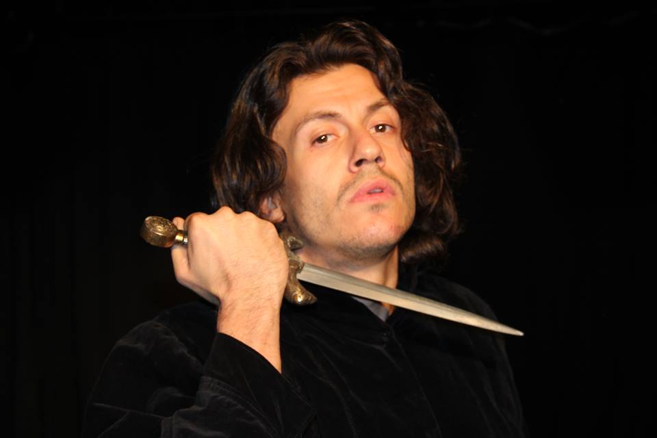 Ένας…ιππότης ποζάρει στο enikos.gr για την “Μαρία Στιούαρτ”