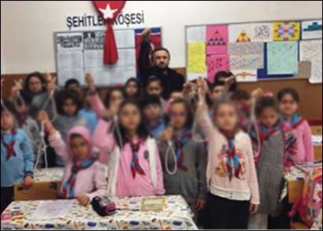 Χαμός στην Τουρκία με τη φωτογραφία των μαθητών με κρεμάλες στα χέρια – ΦΩΤΟ