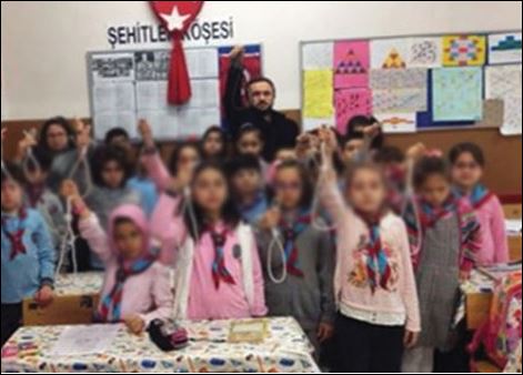 Χαμός στην Τουρκία με τη φωτογραφία των μαθητών με κρεμάλες στα χέρια – ΦΩΤΟ