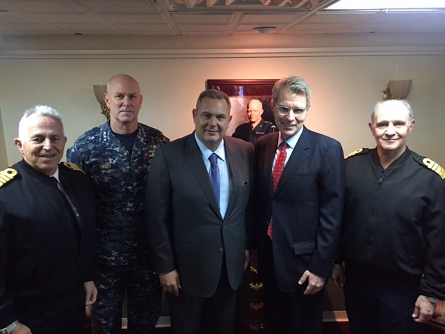 Η selfie του Καμμένου στο αεροπλανοφόρο Αϊζενχάουερ – ΦΩΤΟ