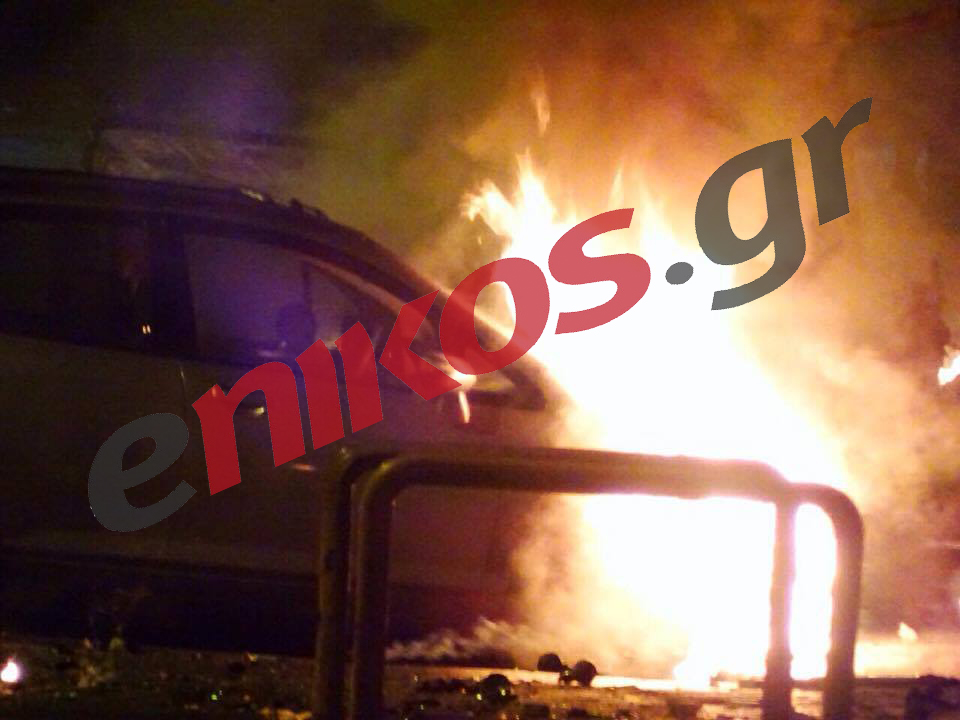 Καίγεται αυτοκίνητο στα Εξάρχεια – ΦΩΤΟ – ΤΩΡΑ