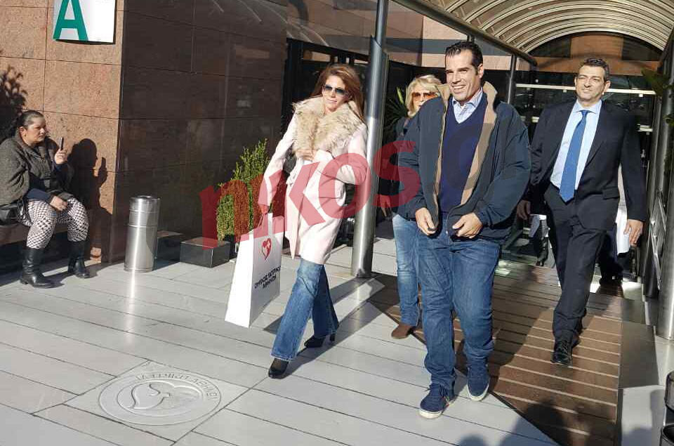 Ο Θάνος Πλεύρης κατά την έξοδό του από το νοσοκομείο – ΦΩΤΟ