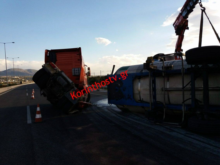 Οι πρώτες εικόνες από την ανατροπή του βυτιοφόρου στα Μέγαρα – ΦΩΤΟ – ΒΙΝΤΕΟ