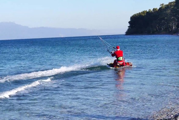 Ο Αϊ Βασίλης έφτασε με kite surf στην Πάτρα – ΒΙΝΤΕΟ