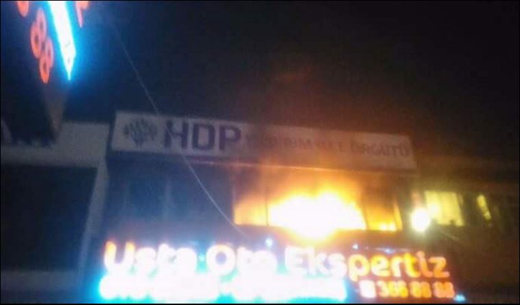 Μπαράζ επιθέσεων σε γραφεία του φιλοκουρδικού HDP στην Τουρκία – ΦΩΤΟ