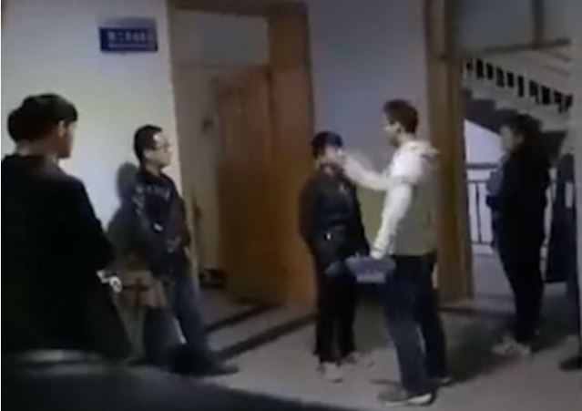 Κίνα – Καθηγητής ανάγκασε αργοπορημένους φοιτητές να χαστουκίσουν ο ένας τον άλλον – ΒΙΝΤΕΟ