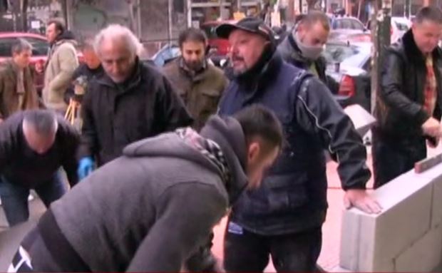 Εργαζόμενοι στα δημόσια νοσοκομεία χτίζουν την είσοδο του υπουργείου Υγείας – ΦΩΤΟ – ΤΩΡΑ