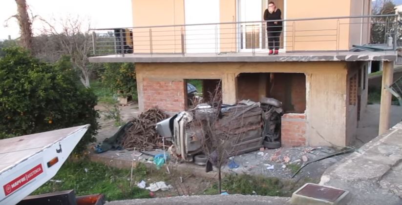 Αυτοκίνητο έπεσε σε μπαλκόνι σπιτιού – Νεκρός ο 53χρονος οδηγός – ΒΙΝΤΕΟ