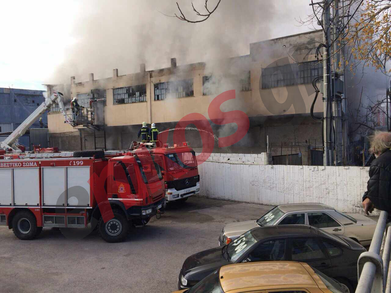 «Κόλαση φωτιάς» στη βιοτεχνία στον Άγιο Ιωάννη Ρέντη – ΦΩΤΟ