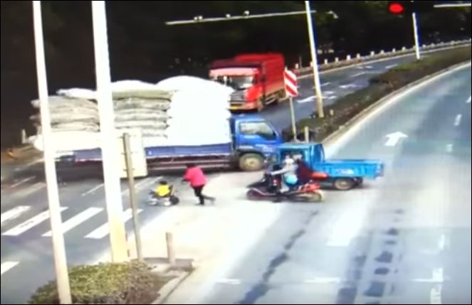 Φορτηγό παρέσυρε 3χρονο αγόρι στην Κίνα – ΒΙΝΤΕΟ