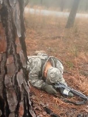 Ο στρατιώτης που κοιμήθηκε στην… άσκηση – ΒΙΝΤΕΟ