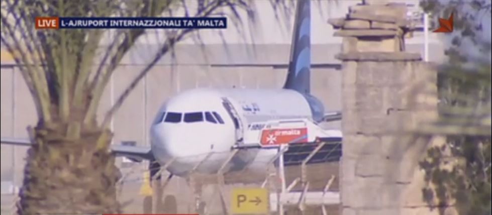 Άνοιξε η πόρτα του υπό κατάληψη αεροπλάνου στη Μάλτα -ΦΩΤΟ – ΤΩΡΑ