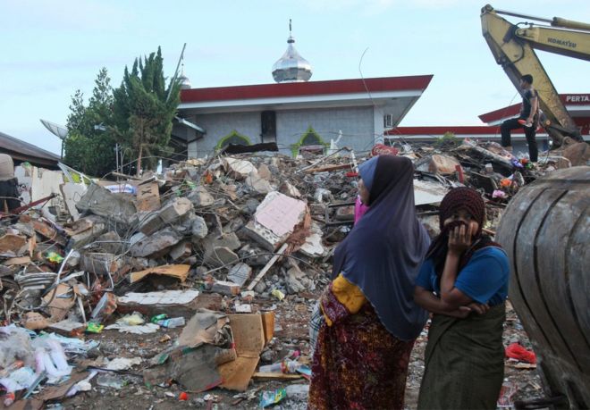 Ινδονησία: Ξεπερνούν τους 100 οι νεκροί από τον σεισμό των 6,5 Ρίχτερ