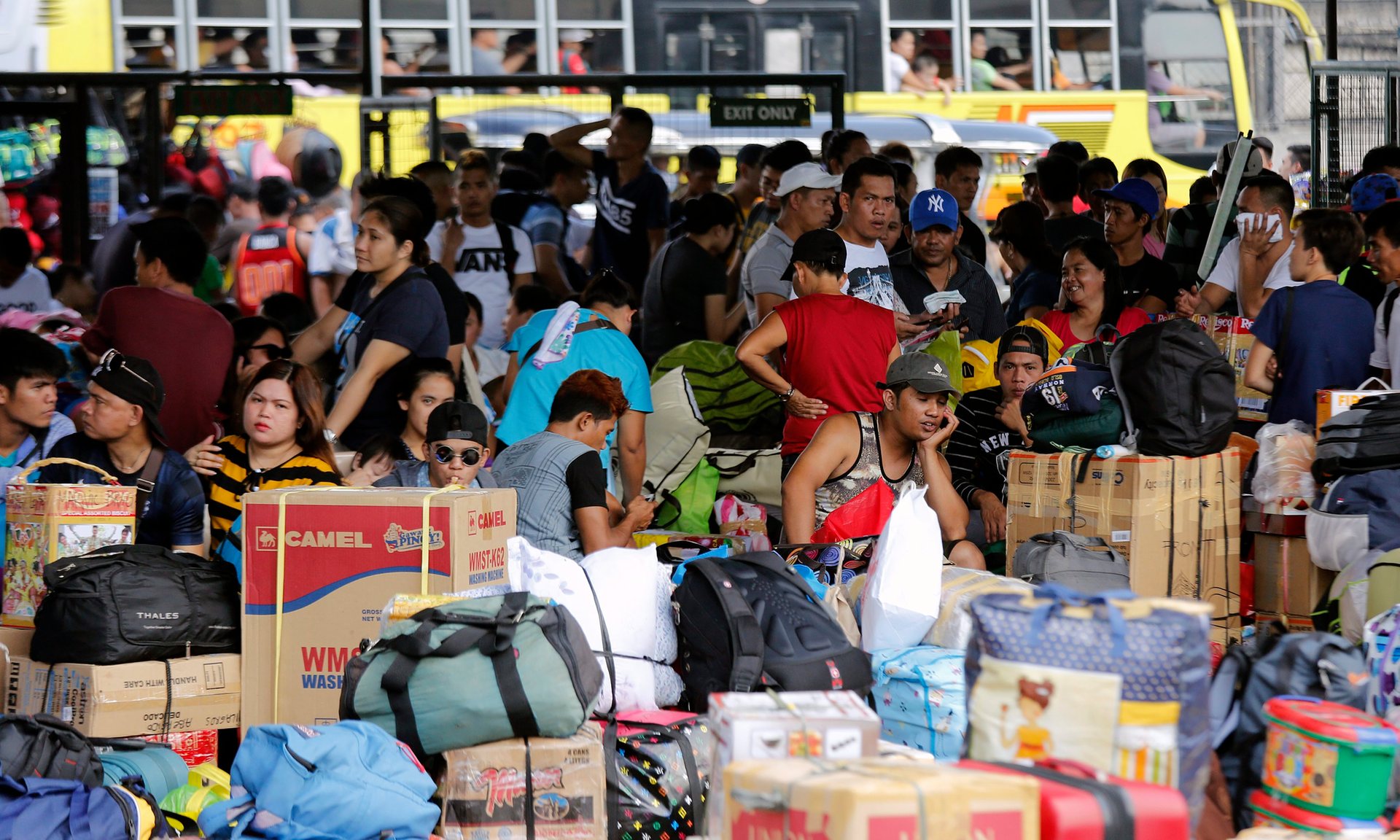 Συναγερμός στις Φιλιππίνες για την έλευση του τυφώνα – Οι κάτοικοι εγκαταλείπουν τα σπίτια τους – ΦΩΤΟ