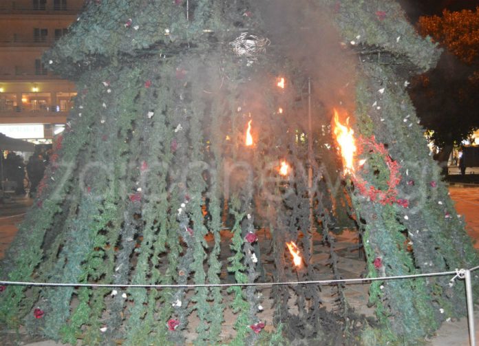Έβαλαν φωτιά στο Χριστουγεννιάτικο δέντρο στα Χανιά – ΦΩΤΟ