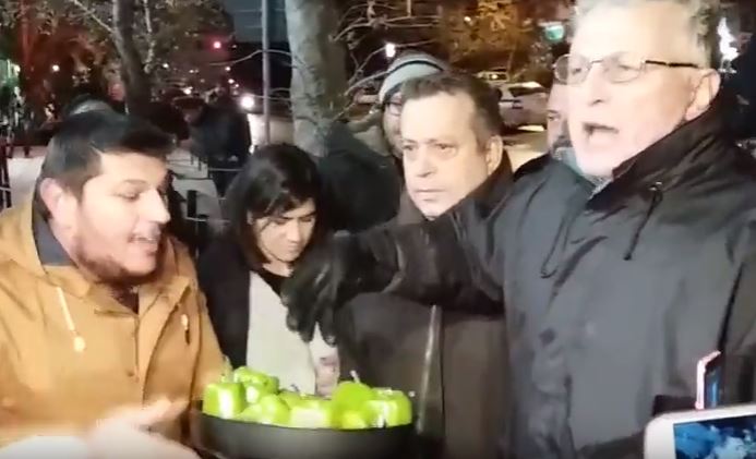 Mε ένα ταψί γεμιστά υποδέχθηκαν την Φωτίου στην Καλαμαριά – ΒΙΝΤΕΟ